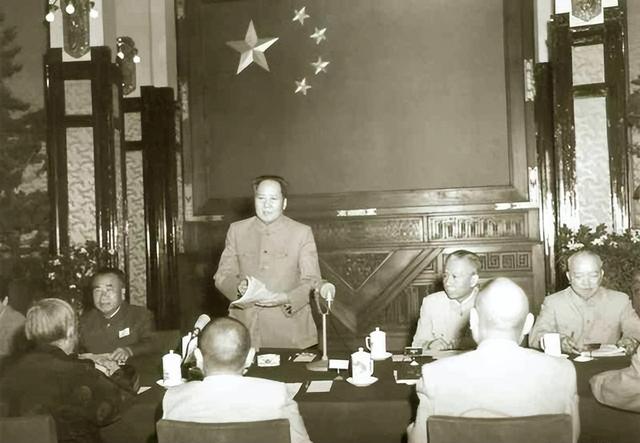 毛主席与刘少奇的发展理念有分歧，70年后再看有何定论？