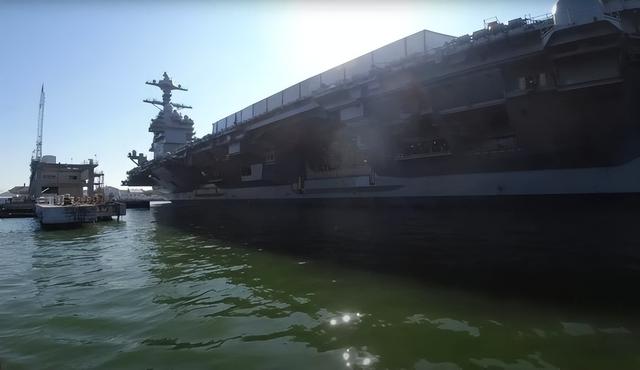 美国新型核动力航空母舰约翰·肯尼迪号开始海试之前最后准备工作