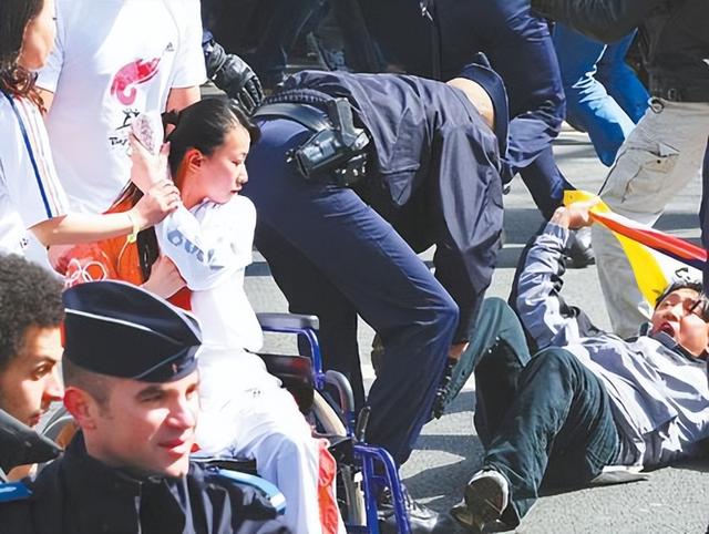 首尔爆发反华游行，韩国人疑惑：为什么中国人没有一丁点害怕？
