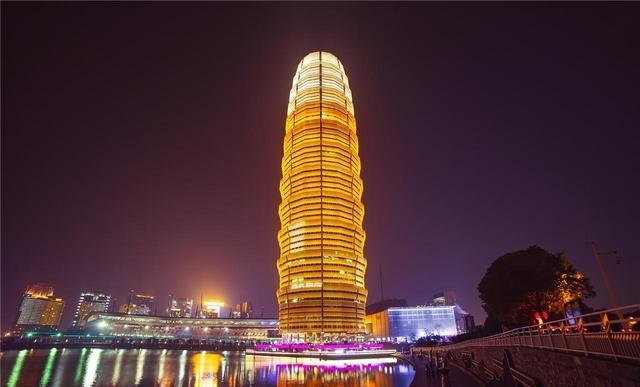 石家庄没想到	，武汉也没想到，如今的中国郑州，已成为全国焦点