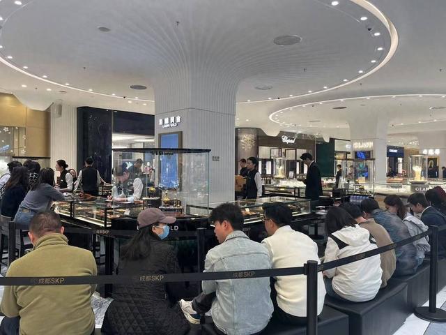 单克黄金突破千元！金饰消费下滑26%，老铺黄金却逆势爆发？