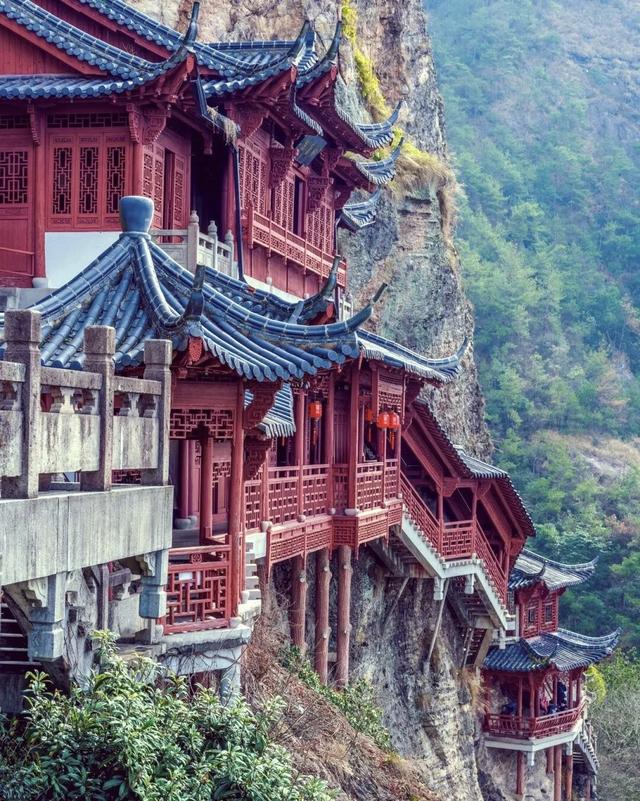 “为什么浙江的景点如此繁多？‘金山银山’背后隐藏的旅游秘密”