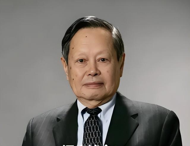 杨振宁去世后，49岁翁帆或没想到，因恢复中国籍 长期捐赠名誉飙升