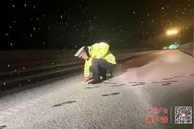 部分高速路段出现积雪，十堰高警护航保畅通图片