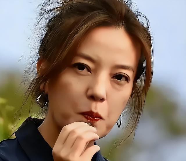 1590万资产被冻结！劣迹艺人赵薇走投无路，将15岁女儿当救命稻草