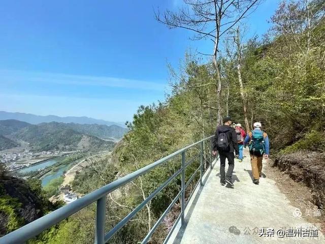 藏于浙江5A景区内有一处“十里铁甲龙”，洞穴众多形态奇特