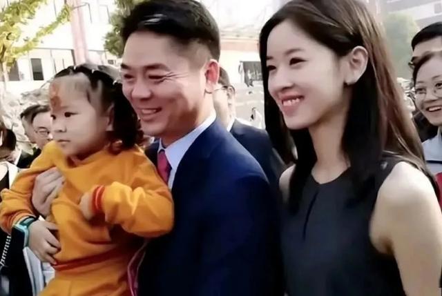 刘强东上千亿身家背后，儿子却是他一生的痛，感谢章泽天视如己出
