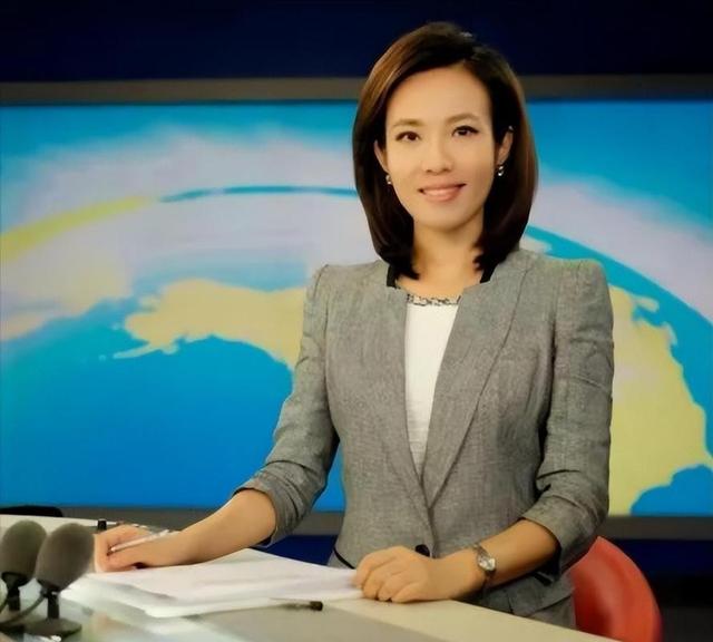 原来九三阅兵的解说是她！23岁就登上央视，今47岁端庄漂亮仍未婚