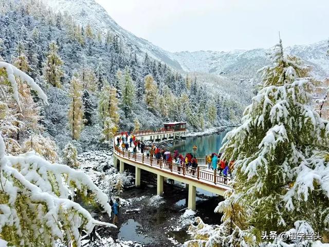 甲依拉措 :一场白雪与彩林的盛宴