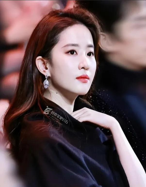 当众拍吻戏，演员如何避免“生理反应”？刘亦菲的回答绝了！