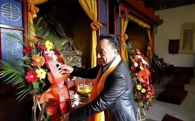 包10位情妇，睡觉全靠翻牌	，生下11个私生子，75岁仍在拼命生娃？