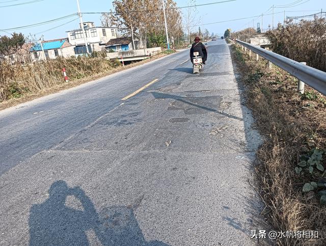 “家有一老	，如有一宝”——这不，骑单车回老家看望94岁的妈妈！