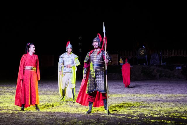 泰安泰山石敢当景区，夜色下精彩无限，来一场沉浸式神话解读之旅