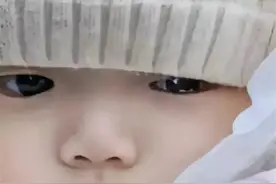 四个月大漂亮女婴福利院里不哭不闹，把宝宝送回家真的对她好吗？图片