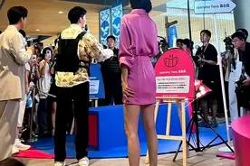 秦岚的腿一看就是练家子，小腿肚全都是肌肉图片
