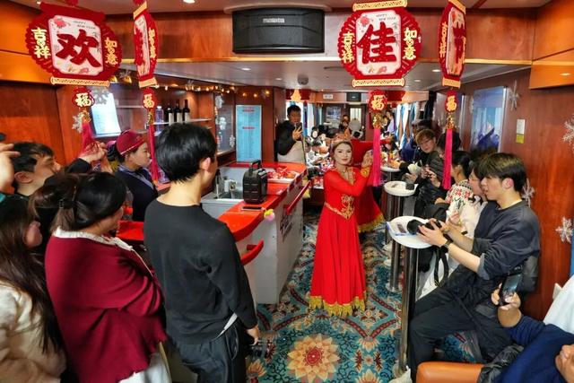 坐着火车游新疆，你愿意去看可可托海牧羊人吗？