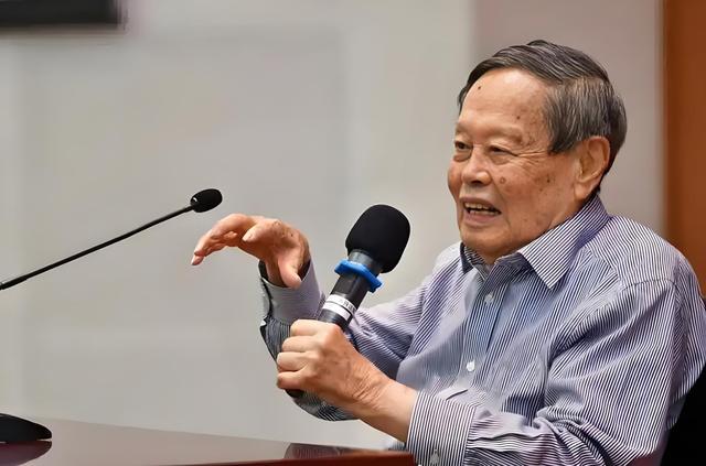 杨振宁追悼会确定，离世前状态曝光，摔跤酿大祸，翁帆或早有察觉