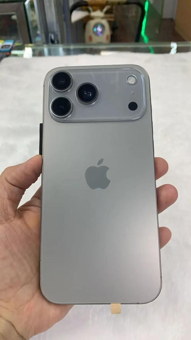 山寨iPhone 17 Pro上热搜，AirPods实时翻译来了