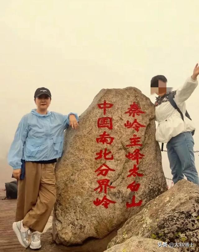 57岁陈小艺现身太白山景区，身材臃肿与大妈无异，素颜沧桑显老态