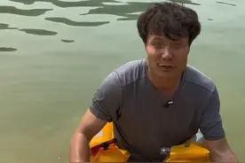 男子在贵州钓上金色鲢鳙，拒绝高价选择放生，时隔1年鱼还活着吗图片