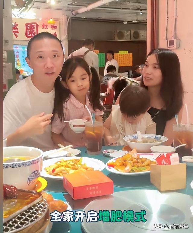 怪不得宋家腾能这么火，看看他妻子是谁就知道了，娶个贤妻旺三代