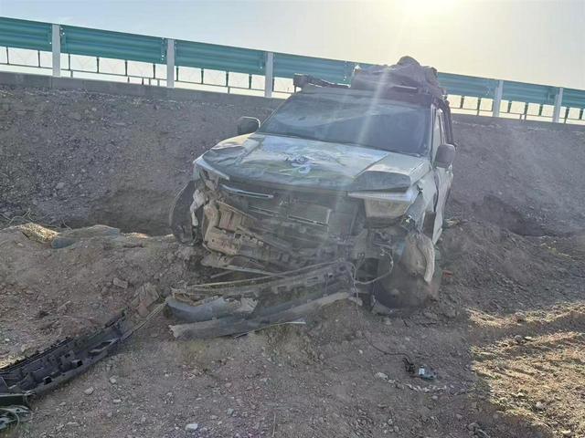 4名刀迷自驾3000多公里去新疆看刀郎演唱会，途中冲下高速短暂昏迷，当事人：一人轻微骨折，其他人无大碍