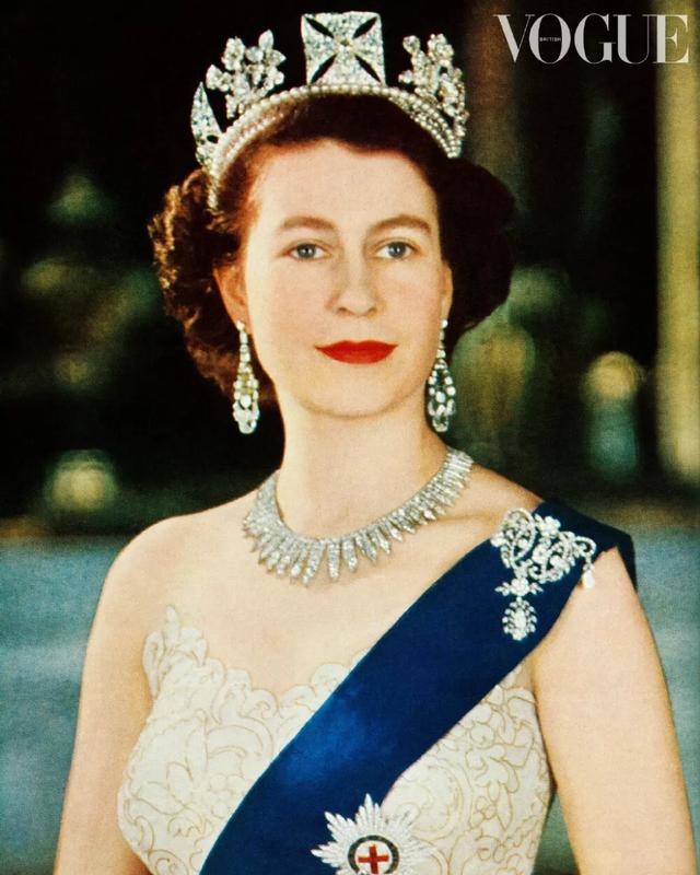 62年，英国女王亲妹妹赤身裸体坐在浴缸里，头戴王冠拍了一照片