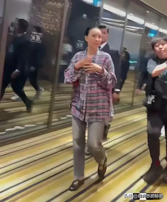 57岁那英街头素颜照流出,网友:根本认不出来,素颜像农村阿姨