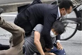 真解气！中国男子暴揍2个日本人，逼他们下跪道歉，日本网友急了图片