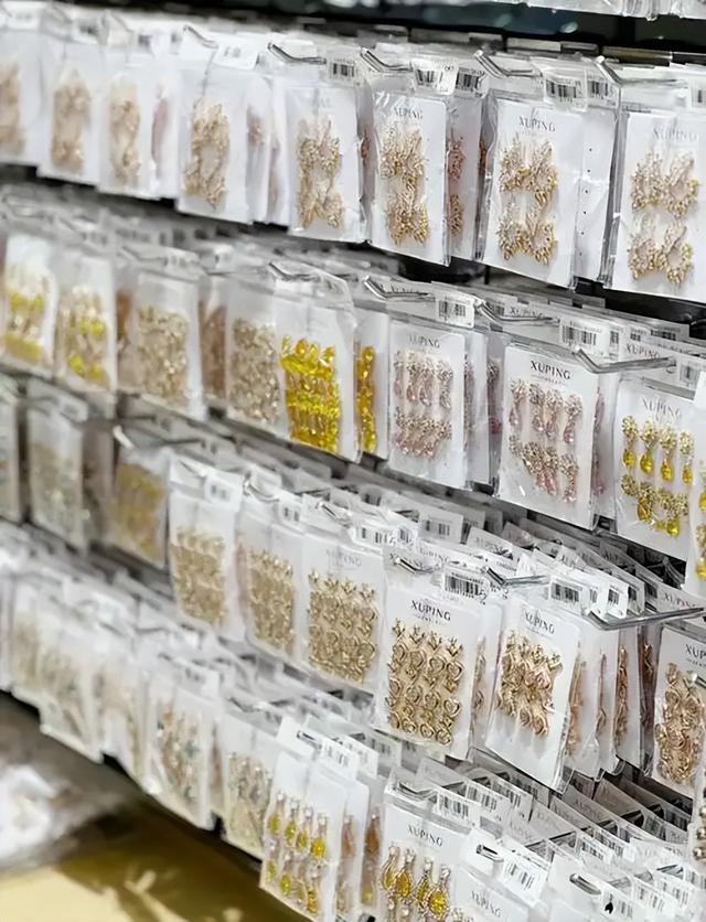 镉超标9000倍！廉价合金饰品成“美丽陷阱	”，你的首饰安全吗？