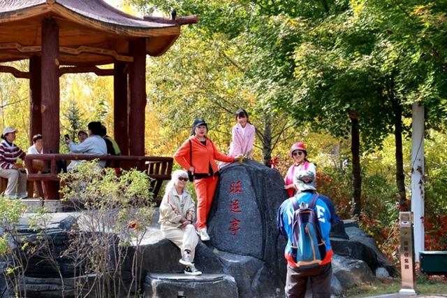 【组图】国庆赏秋正当时 佳木斯双拥公园“花式”迎游人