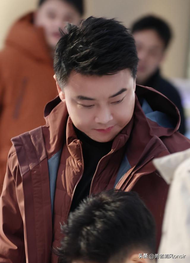 王皓妻子晒北京活动照, 两儿子一个像爸一个像妈, 王皓不上班好年轻