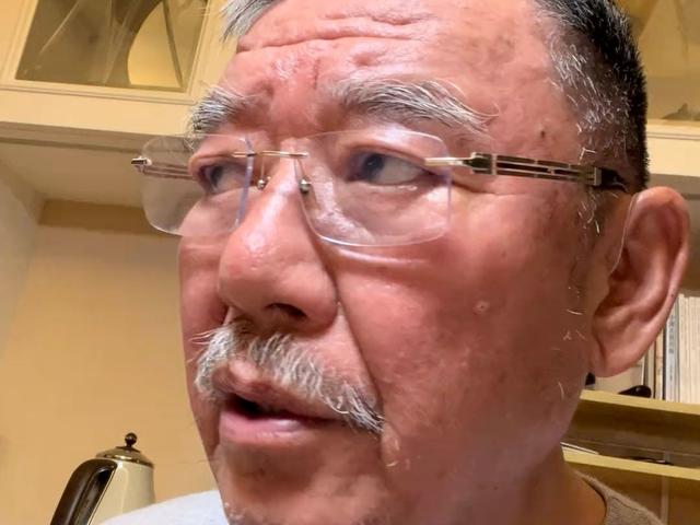 73岁李立群现状：找朋友借钱无人理，当众流泪，坦言后悔回到台湾