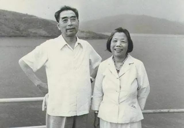 原国务院总理李鹏曾坦言：外界传我是周总理养子的说法，并不确切