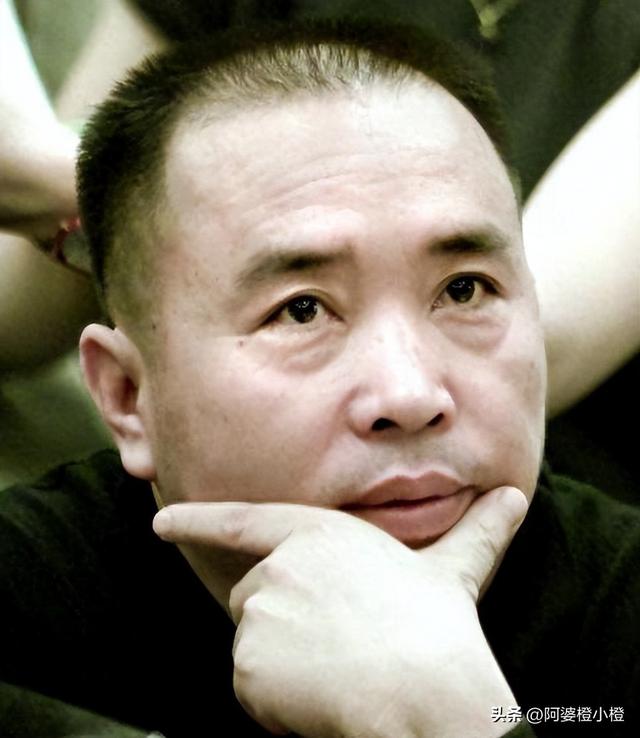 赖昌星妻子曾明娜现状，独居3000平老宅，做饭弄花草活成人生赢家