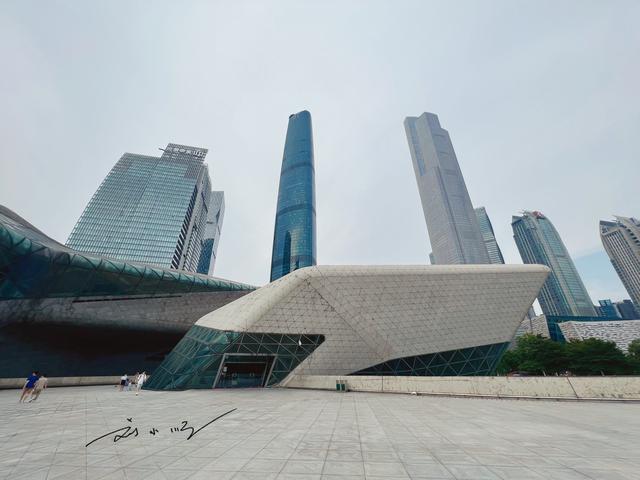 广州珠江新城CBD“著名地标”，建筑外观太奇特，游客褒贬不一？