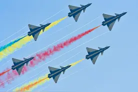 美航母核潜艇齐聚中东之际，中国接受阿联酋邀请，派歼10前往参展图片