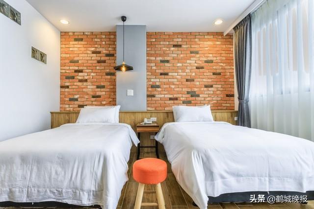 130 元睡山顶帐篷！酒店涨价三倍却空着，游客为啥偏要遭这罪？