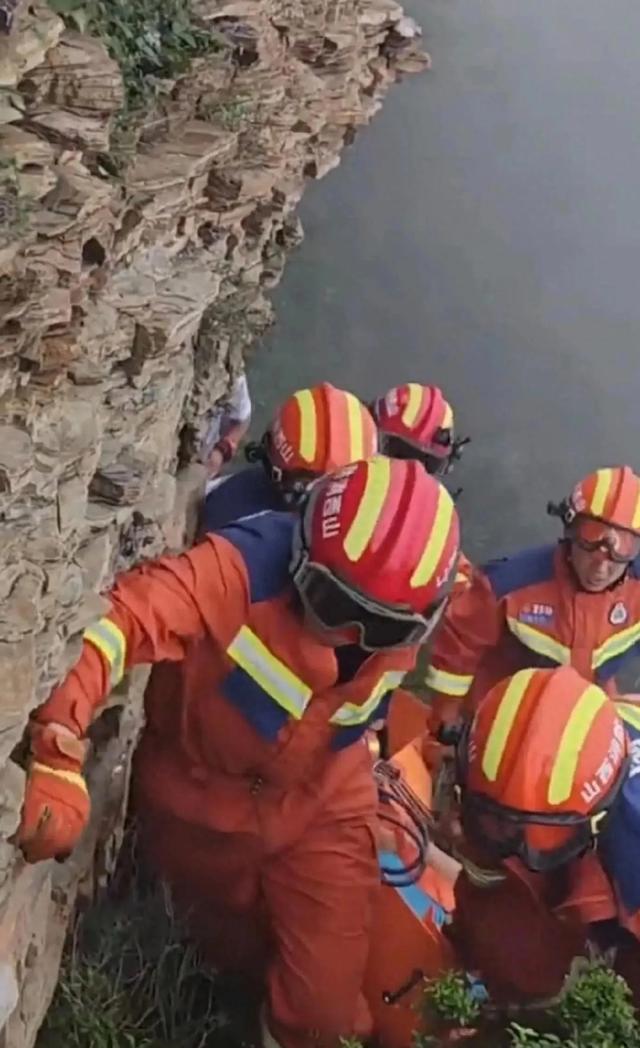 凤凰山坠崖：死者信息曝光，官方回应，妻子追责景区，网友：无责