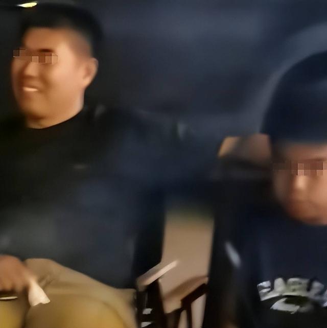男孩被亲爹独自扔在新疆国道，亲妈徒步寻找摩友好心帮助却遭阴阳