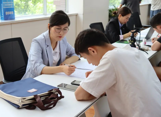 7.5亿打工人真相：年薪10万不算高？被闹了！已吊打23省城里人！