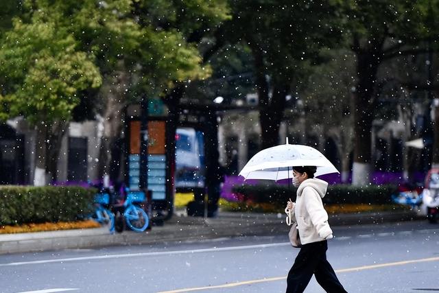 难得一见！杭州西湖今日迎来2026年第一场雪，断桥游人打卡忙