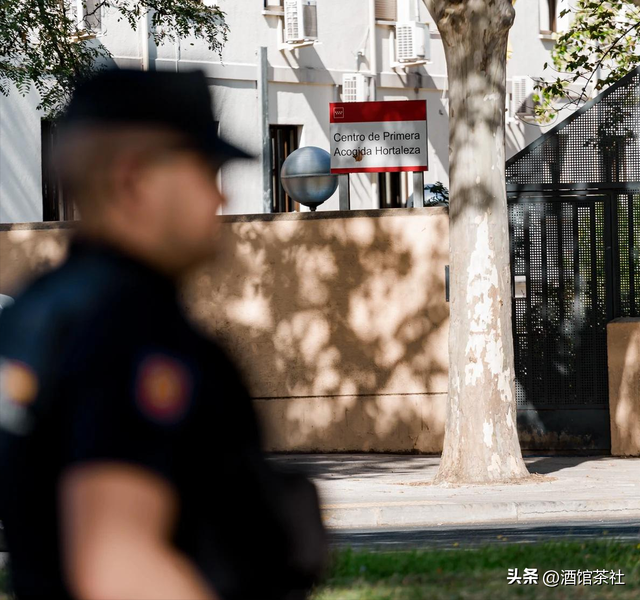 14岁女儿跳崖8年后，西班牙父亲带志愿者做的这些事，让网友泪崩