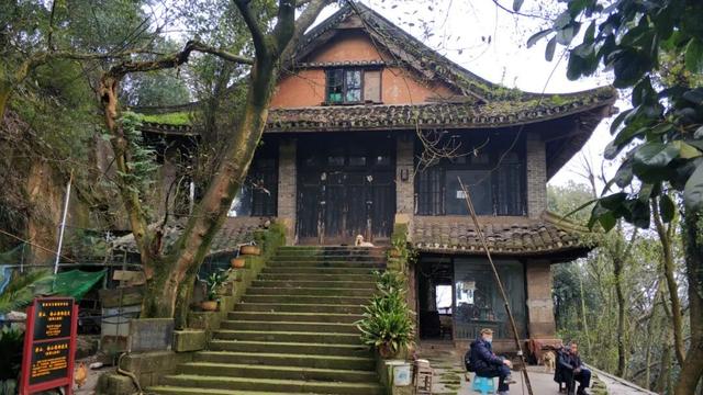 重庆南山有一座荒废庄院，曾是停放棺材的地方，胆小的人不敢靠近