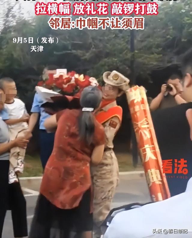 93受阅女兵参加婚礼被骂惨！网友：穿这套衣服去是几个意思？