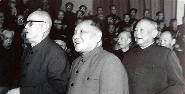 周恩来逝世后谁当总理？毛主席力推一人，此人婉拒：您考虑别人吧