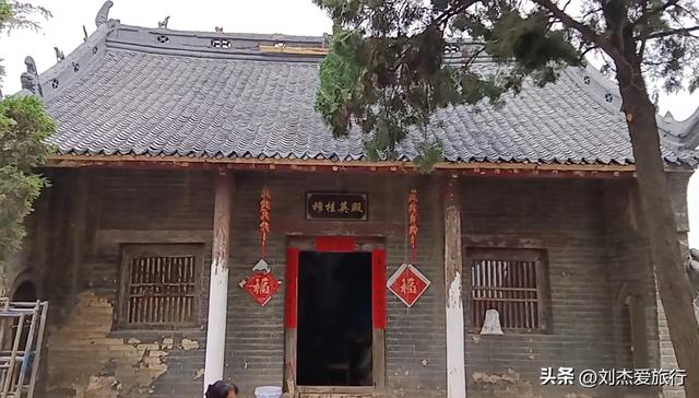 参观新密北宋名将杨业祠，祠内石人军士方阵堪称一绝