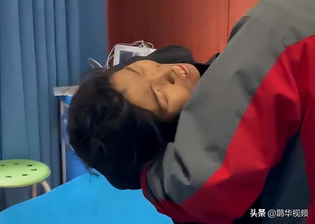 “冷美人”被紧急送医，遗憾退赛！此前因痛经在地上打滚，误以为肠梗阻