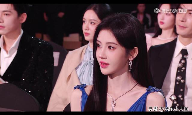 鞠婧祎出席星光大赏活动，黑色露肩长裙配珍珠项链，腰肢纤细好美