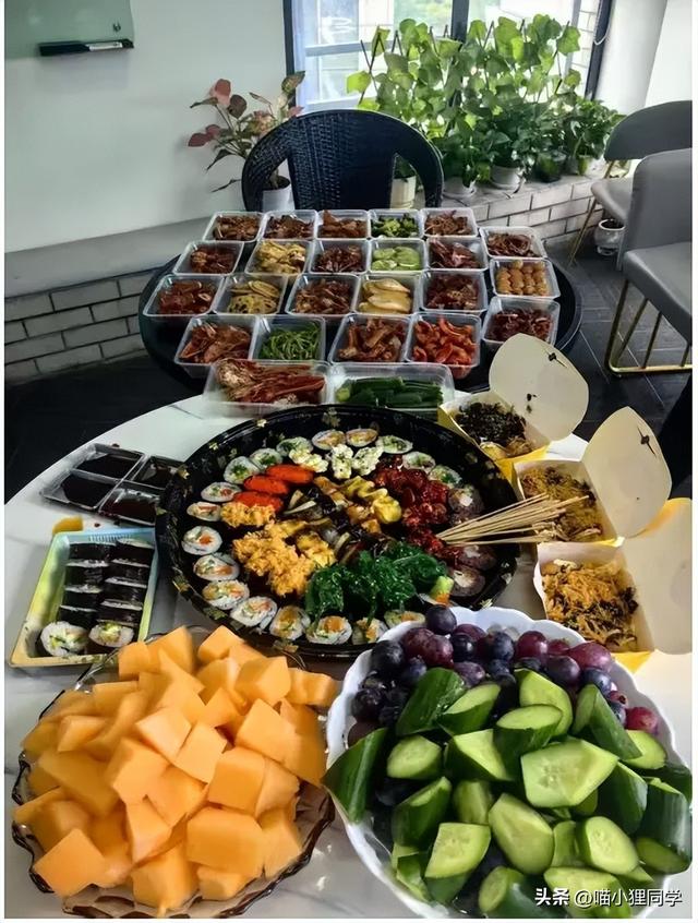 悲催了！50岁大叔一大早上班公司宣布倒闭了，当场发了8月份工资